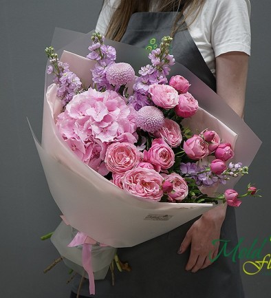 Bouquet with pink hydrangea and spray roses Silva Pink photo 394x433